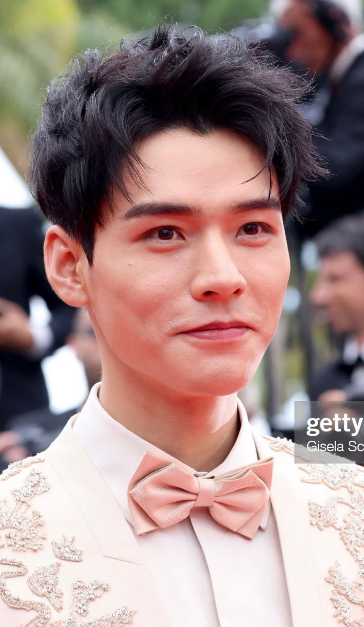 龚俊红毯怼脸生图来啦,好像皮肤有点差?#龚俊