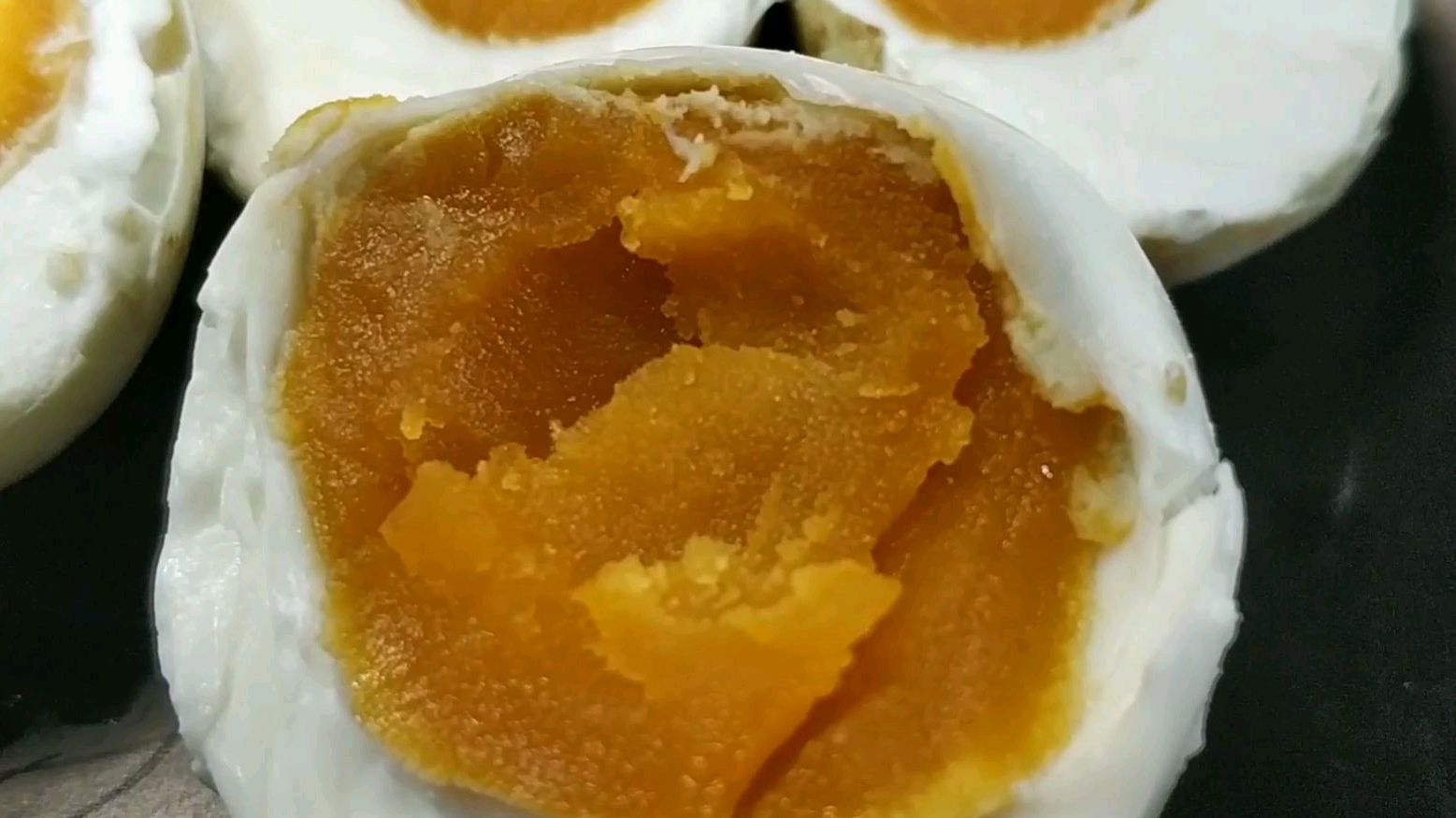 腌咸鸭蛋起沙出油的方法