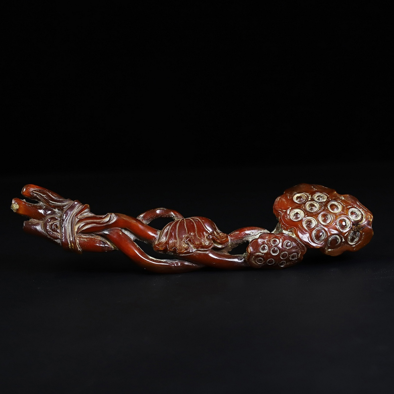 旧藏牛角镂空雕刻莲花如意摆件,长23厘米宽5.5厘米,重87克