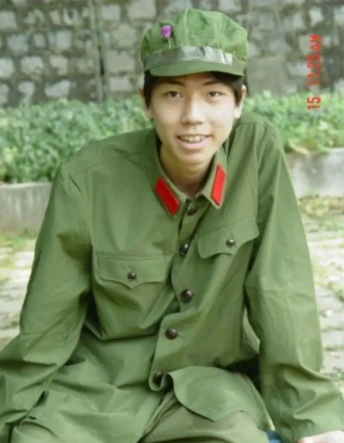 李易峰落幕把冯小刚带上热搜,他身边盘旋的京圈,算是崩盘了