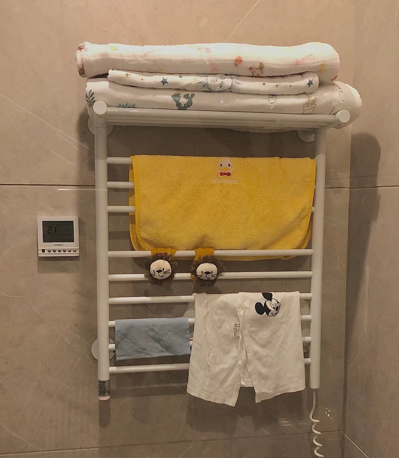 电热毛巾架 这款产品的卖点是能让毛巾时时刻刻保持干爽,让你的毛巾不