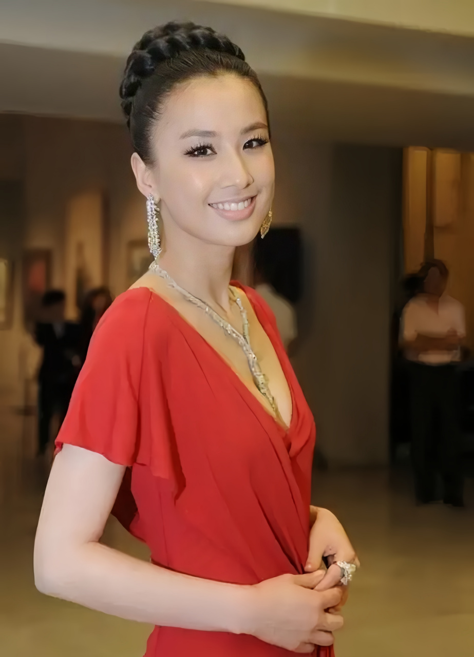 黄圣依的外貌魅力令人难以置信,她不仅拥有迷人的容颜和完美的身材,更