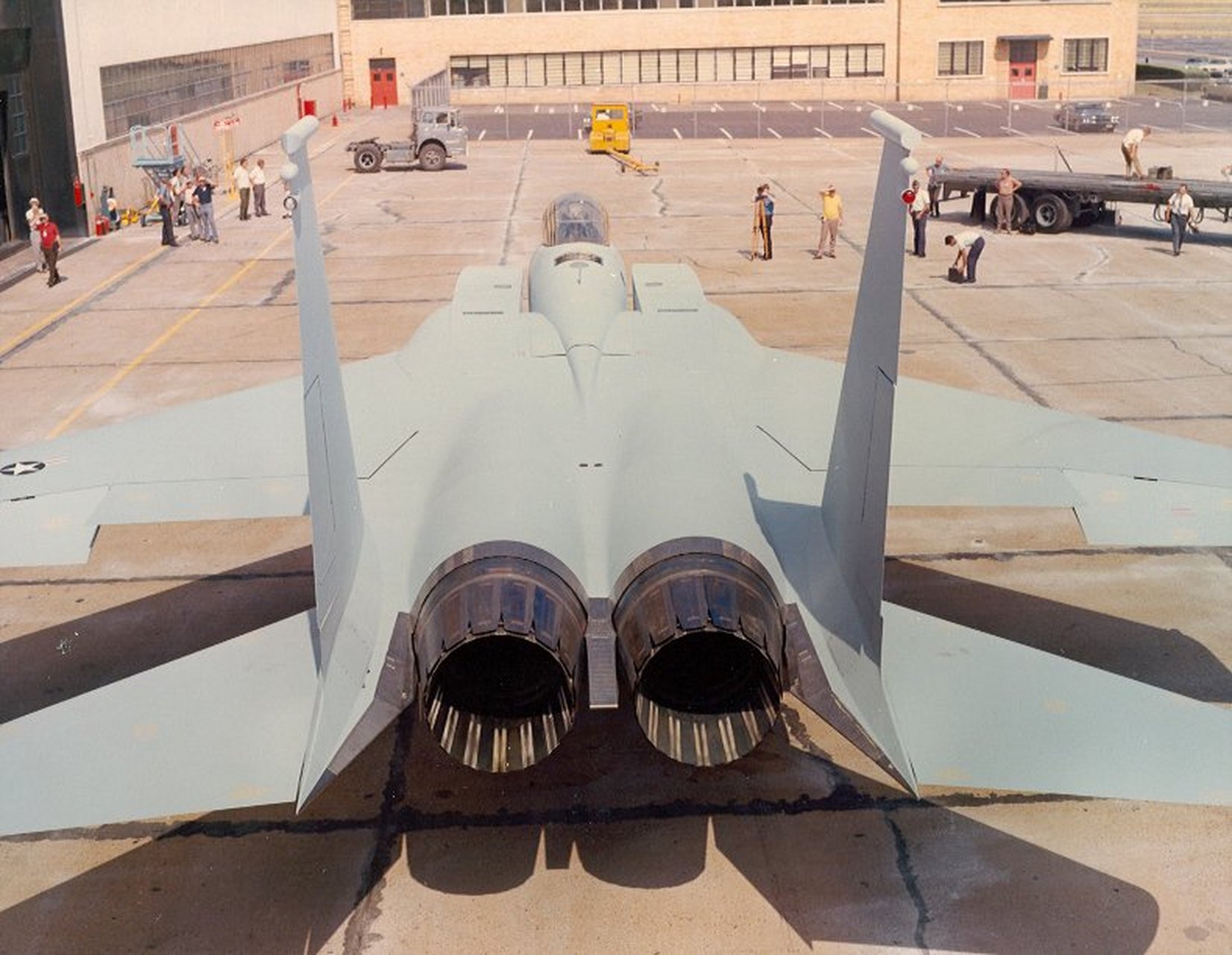 时间回到1972年,照片中的白色战机就是赫赫有名的f15原型机.