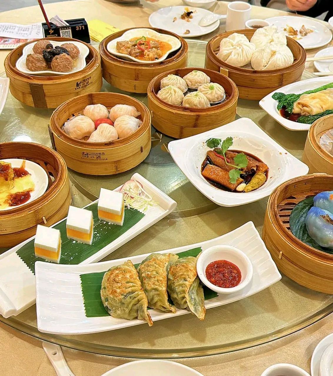 图四,湖北人吃早餐 图五,湖南人吃早餐 图六,四川人吃早餐  广东:广东