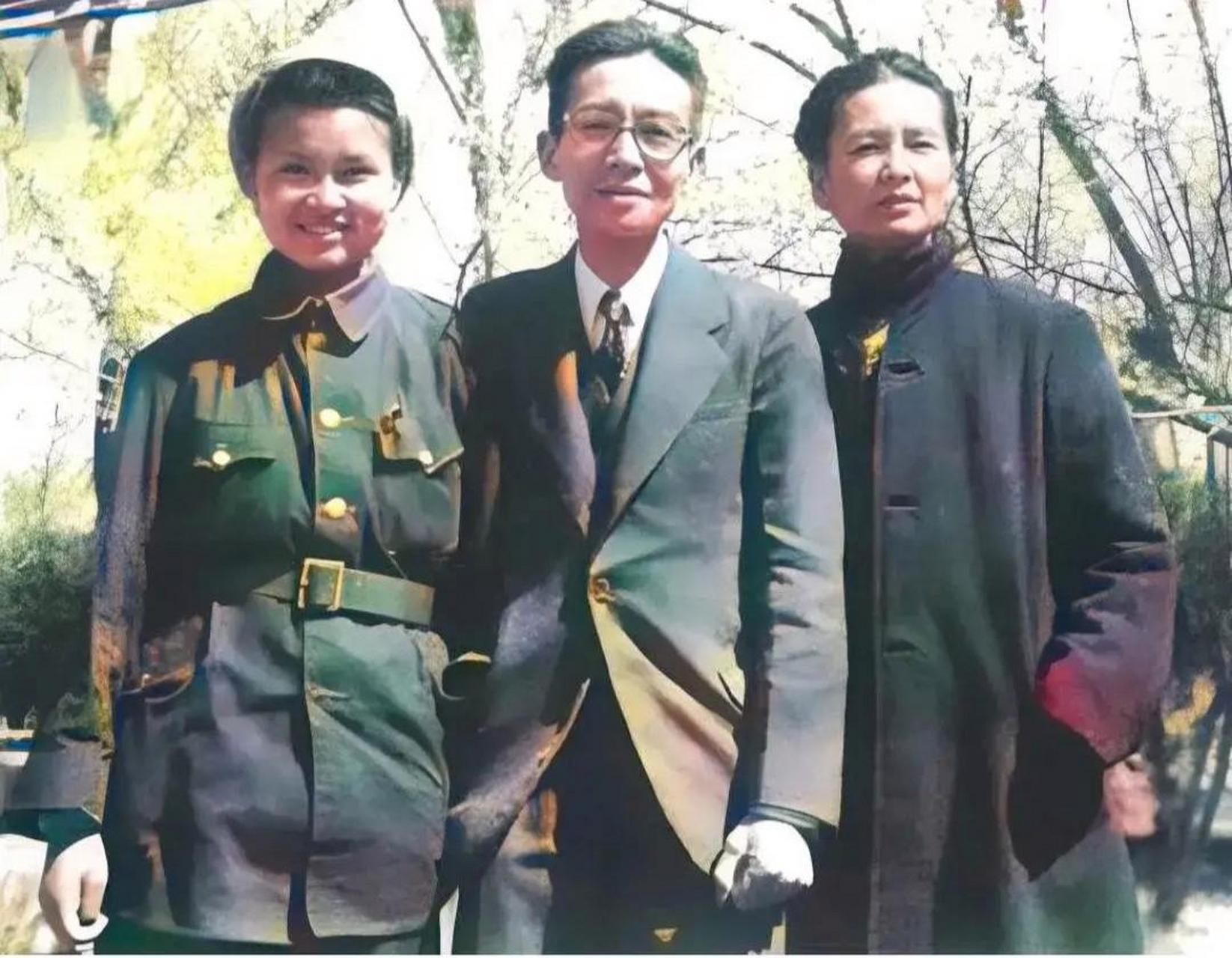 这是一张弥足珍贵的老照片,是才女林徽因,和和丈夫桥梁专家梁思成,最