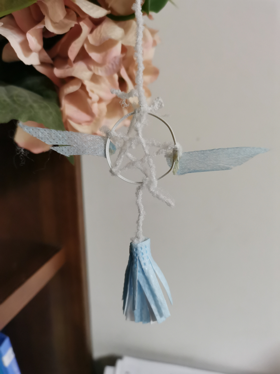 孩子用口罩做的挂饰,很有想象力,我给它们取名叫"插上翅膀的魔法"!