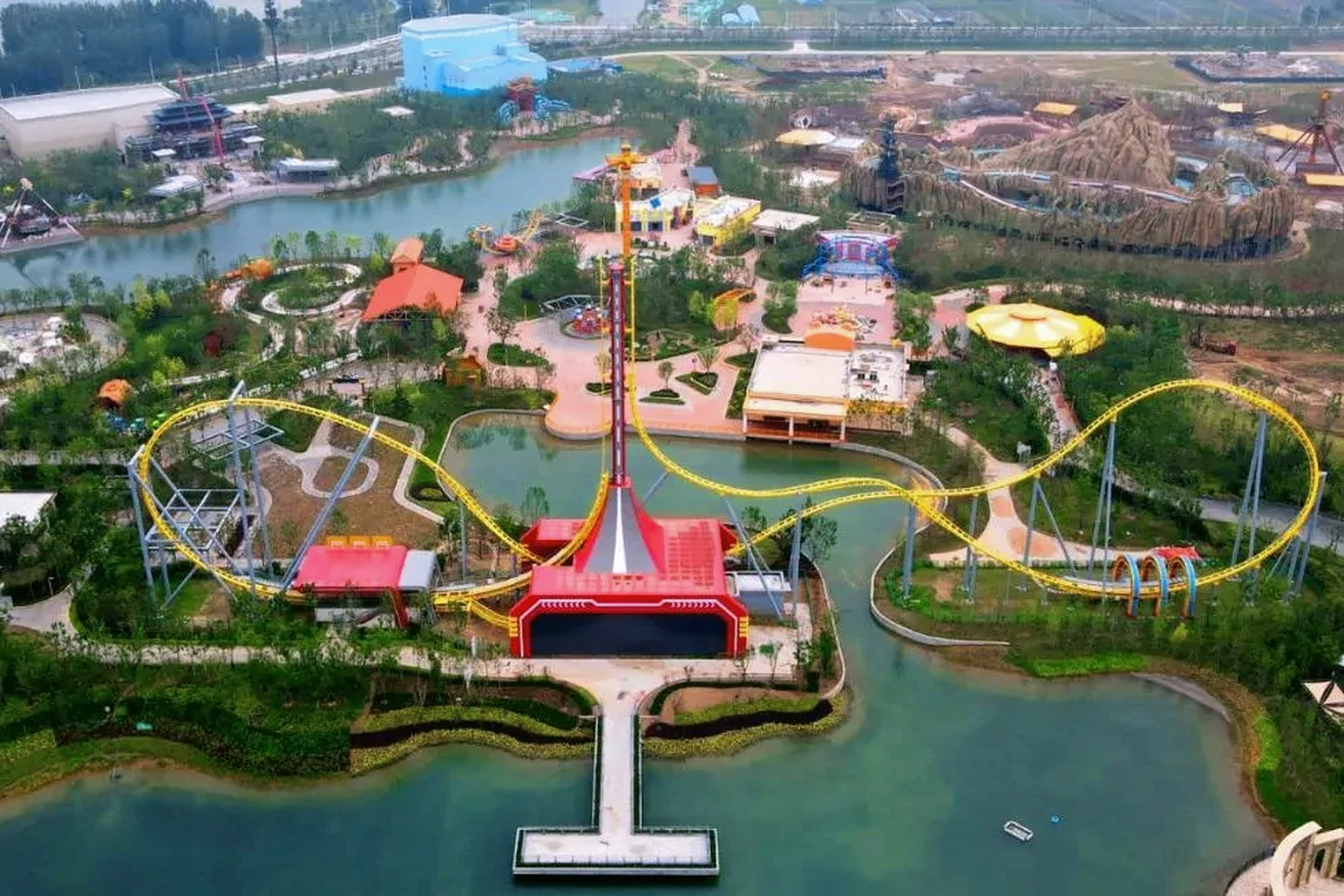 徐州方特乐园位于徐州市铜山区张集镇孟庄村 ,104 国道北侧,玉龙湖(杨