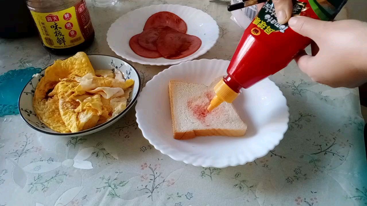 今天来做一个最简单的早餐,煎鸡蛋和火腿片