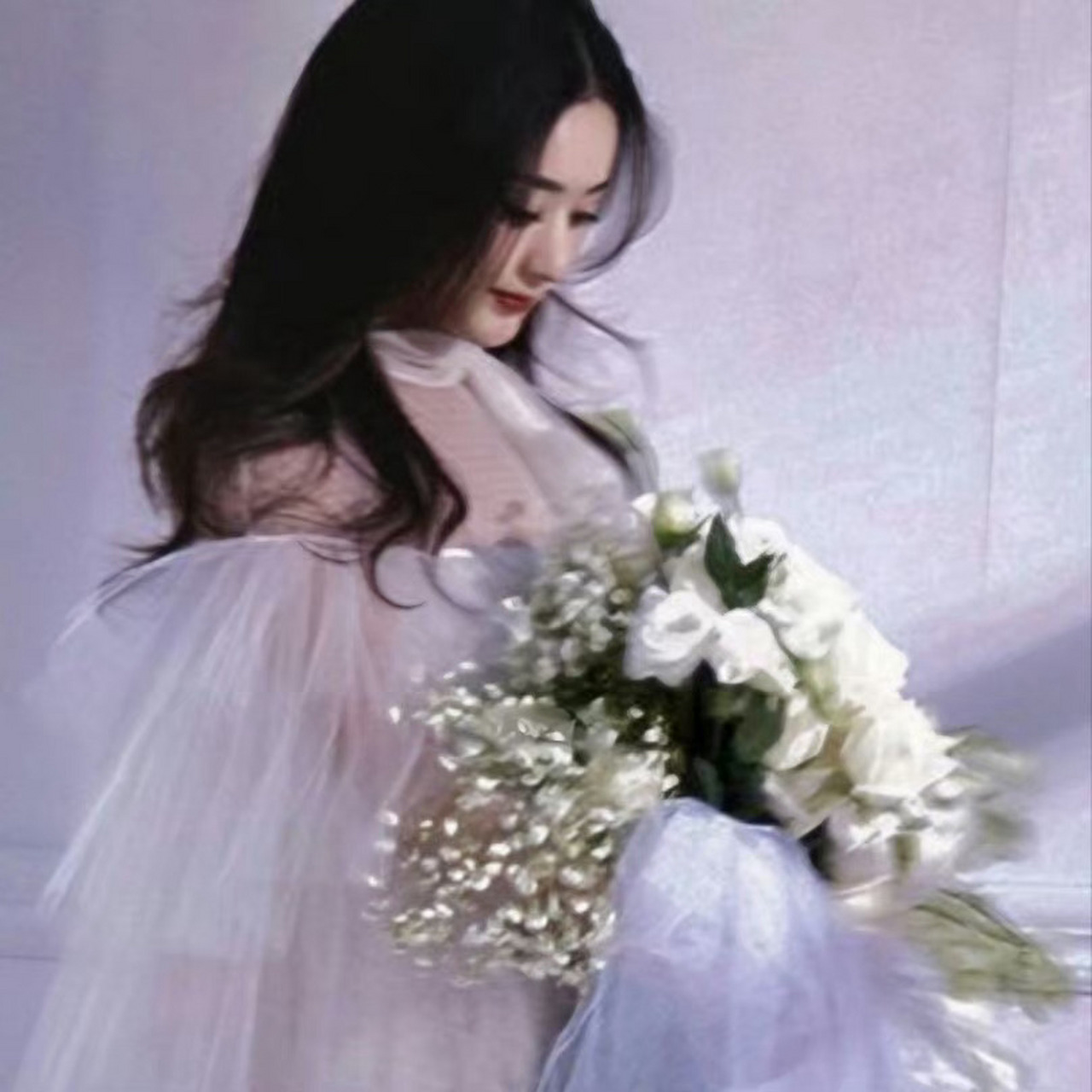 赵丽颖手捧鲜花,低头微微一笑的样子瞬间就击中了我的心巴