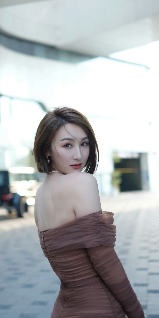 高海宁# 干净利落的短发造型,性感的蝴蝶背,柔美迷人