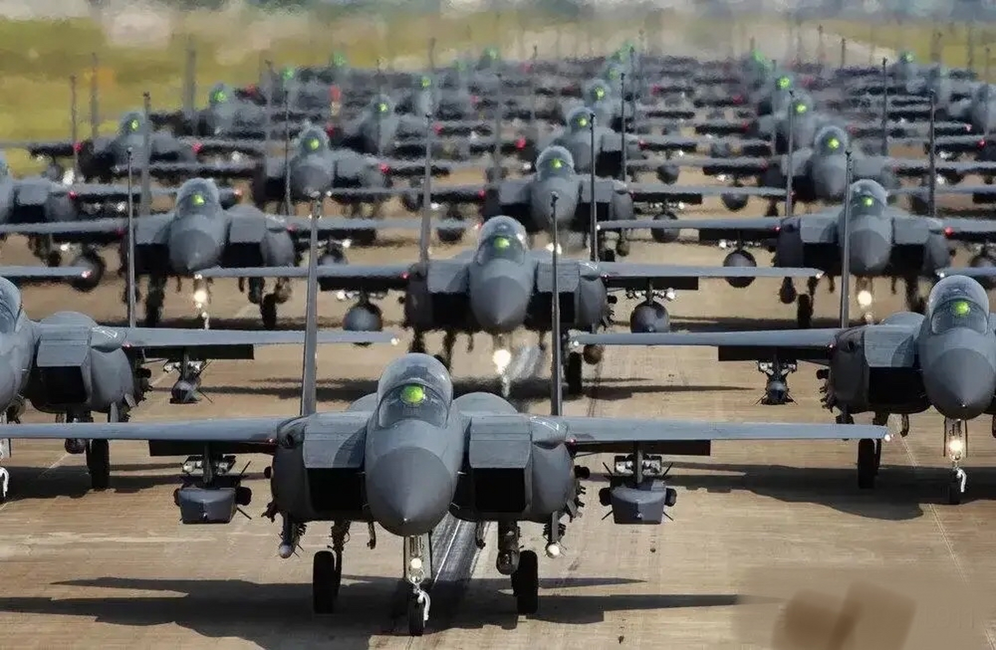 左边是中国空军12架歼-16大象漫步 右边是韩国空军30架f-15k大象漫步