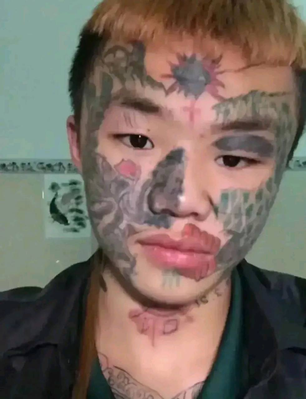 四川15岁男孩据说他被无良无良纹身师诱导,纹了脸,现在很后悔,想洗掉