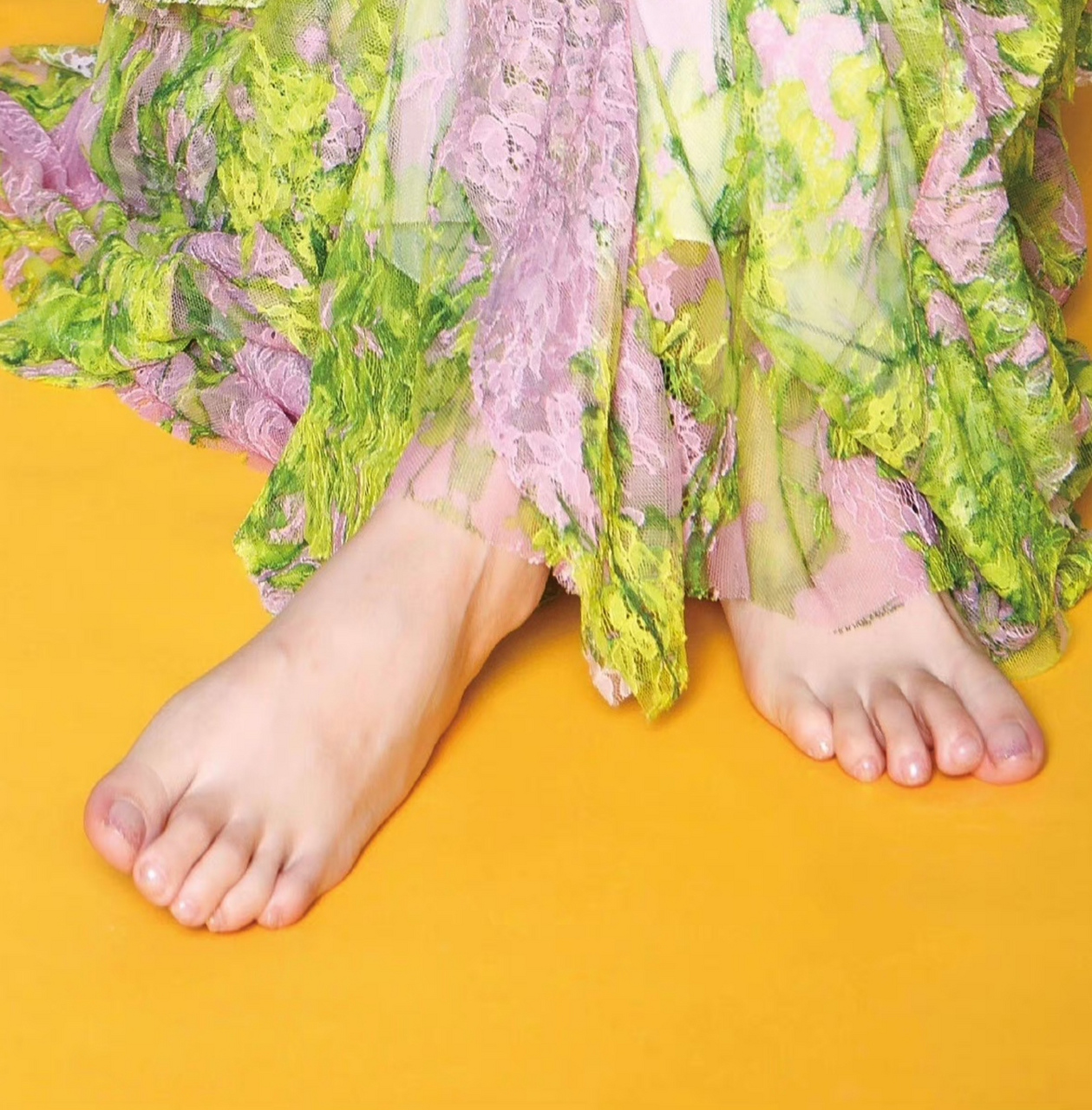 台湾女神郭雪芙光脚摆拍照,再搭配碎花长裙气质直接拉满