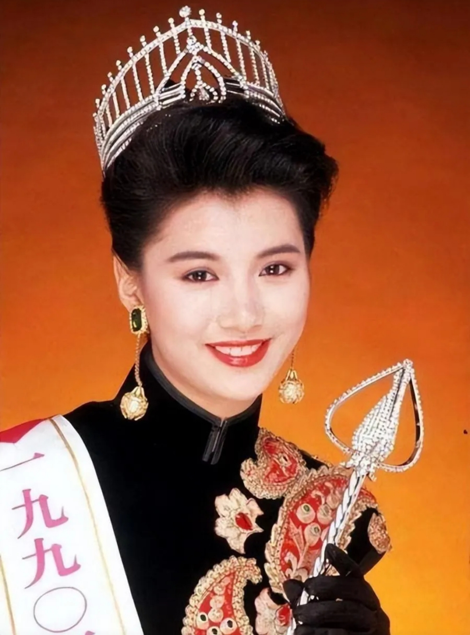 1995年,成龙邀请袁咏仪拍摄他的新电影《霹雳火》,袁咏仪欣然接受.