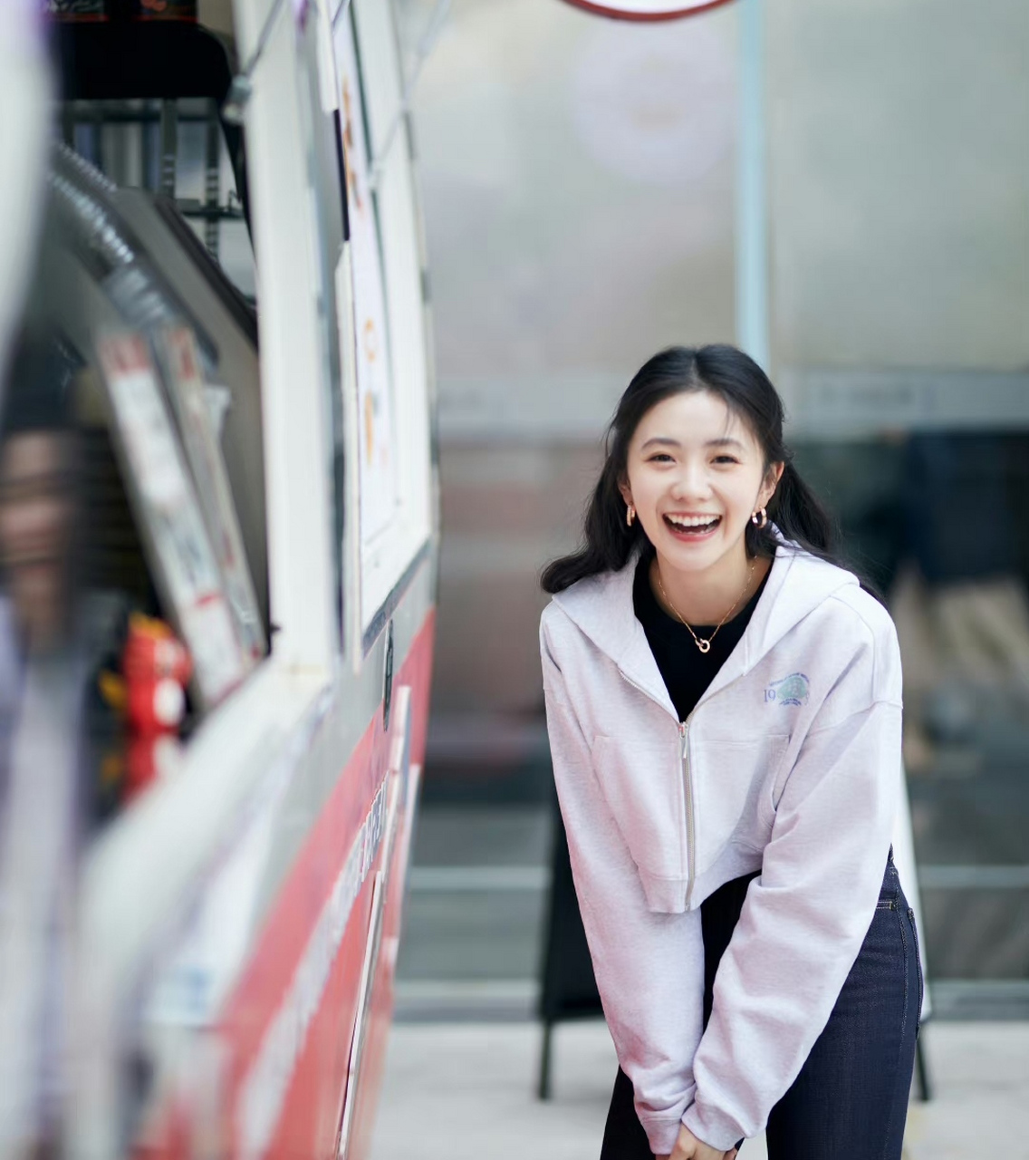 刘浩存外出被粉丝偶遇,她对着镜头甜笑好像邻家小妹.