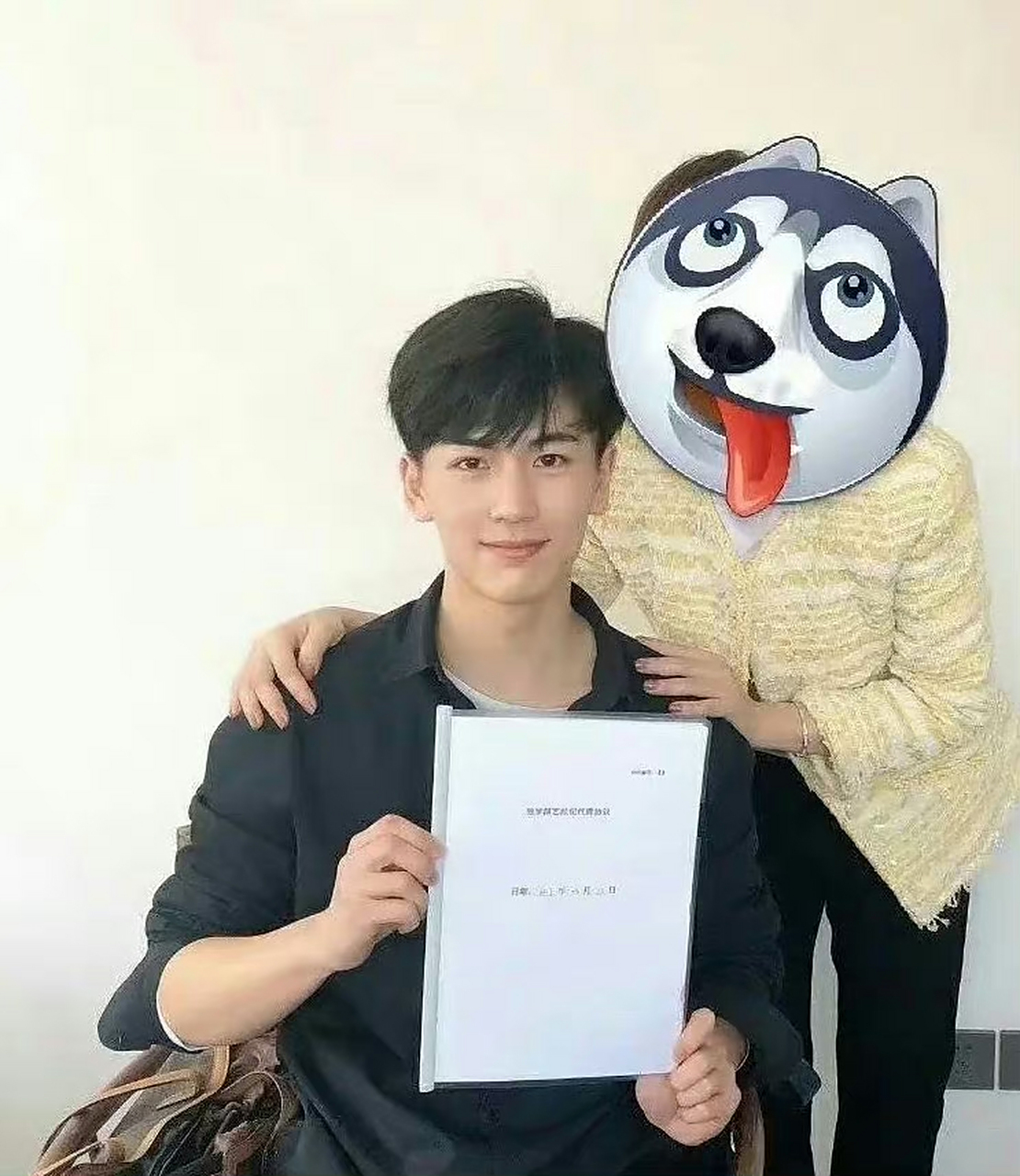 张凌赫出道签约旧照 好青涩啊!帅气满分#张凌赫