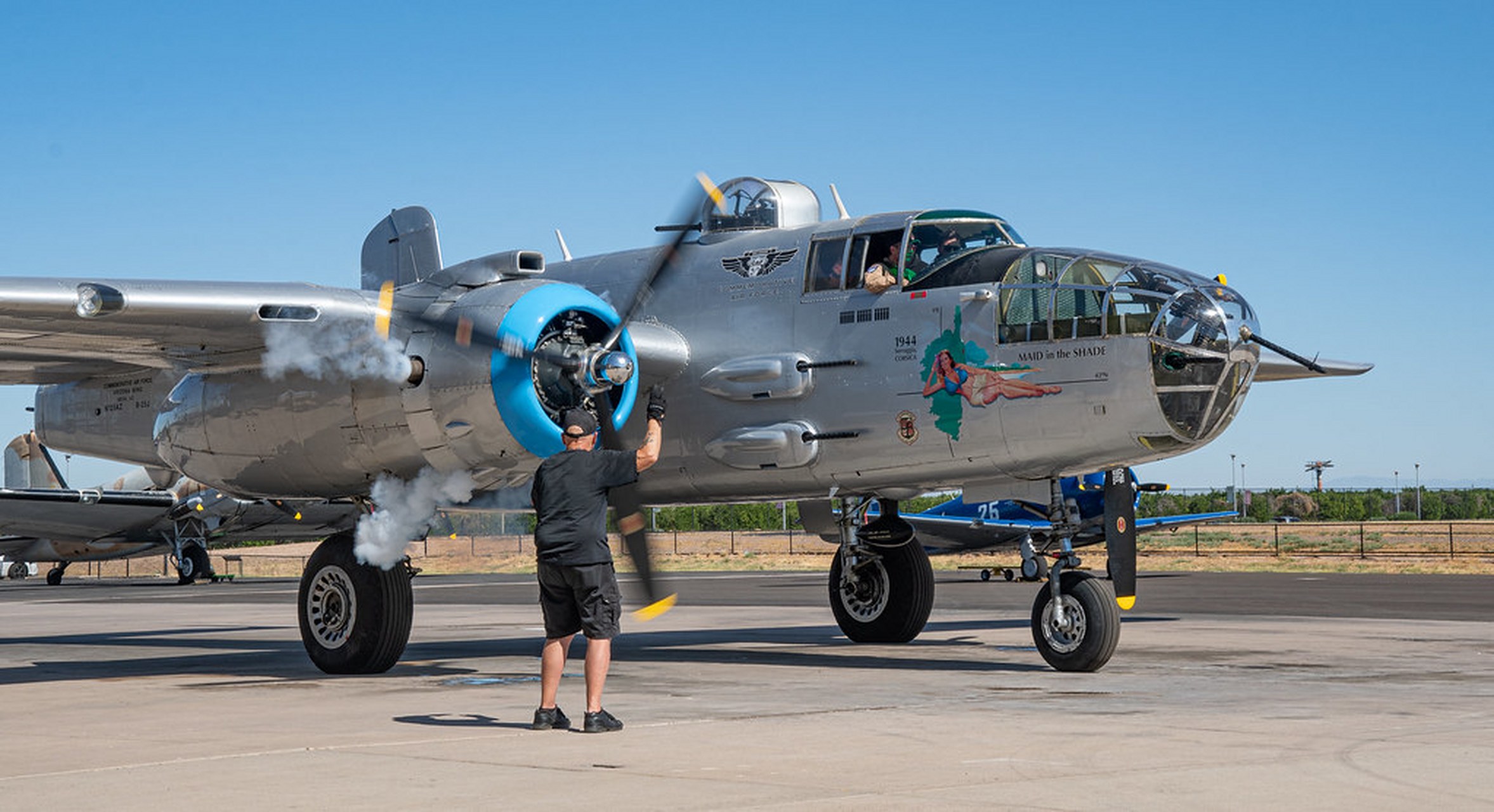 亚利桑那州梅萨2023年5月25日b25米切尔轰炸机地面试车后起飞.