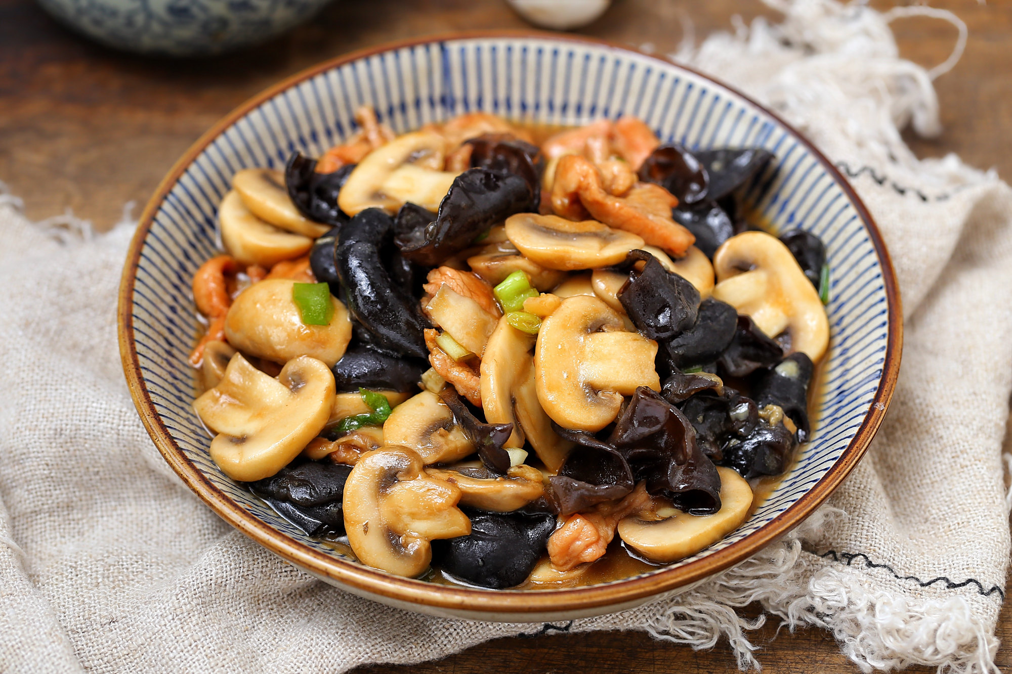 这菌菇爽滑鲜美营养丰富,搭配木耳简单一炒,好吃下饭而且热量低