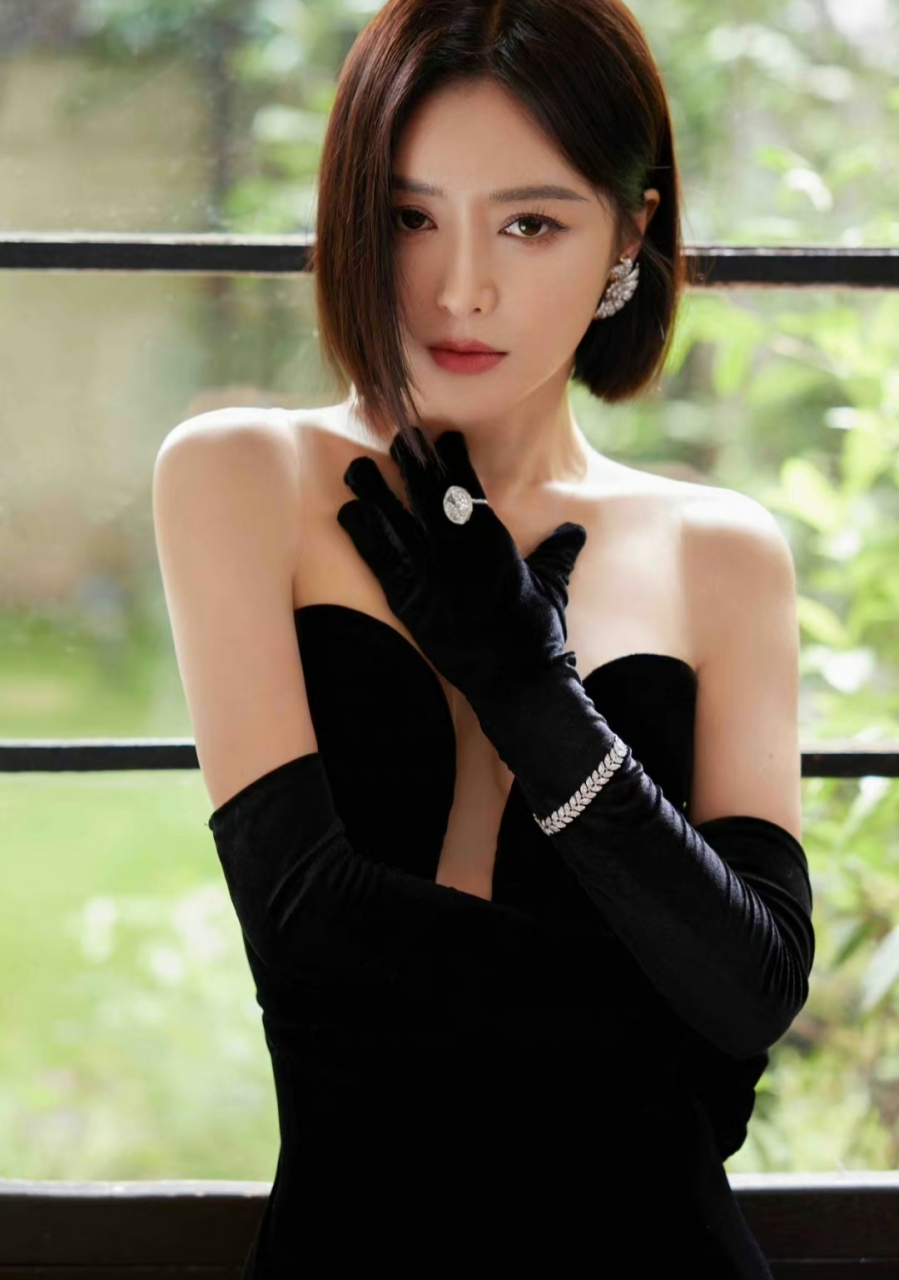 秦岚一袭黑色中空修身长裙,搭配利落短发,优雅精致,时尚性感,举手投足