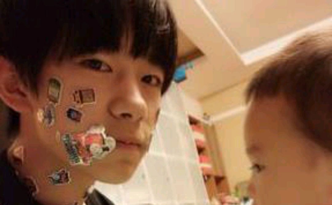 羡慕!易烊千玺结束拍摄返回家中,豪华别墅曝光,价格高达近亿元