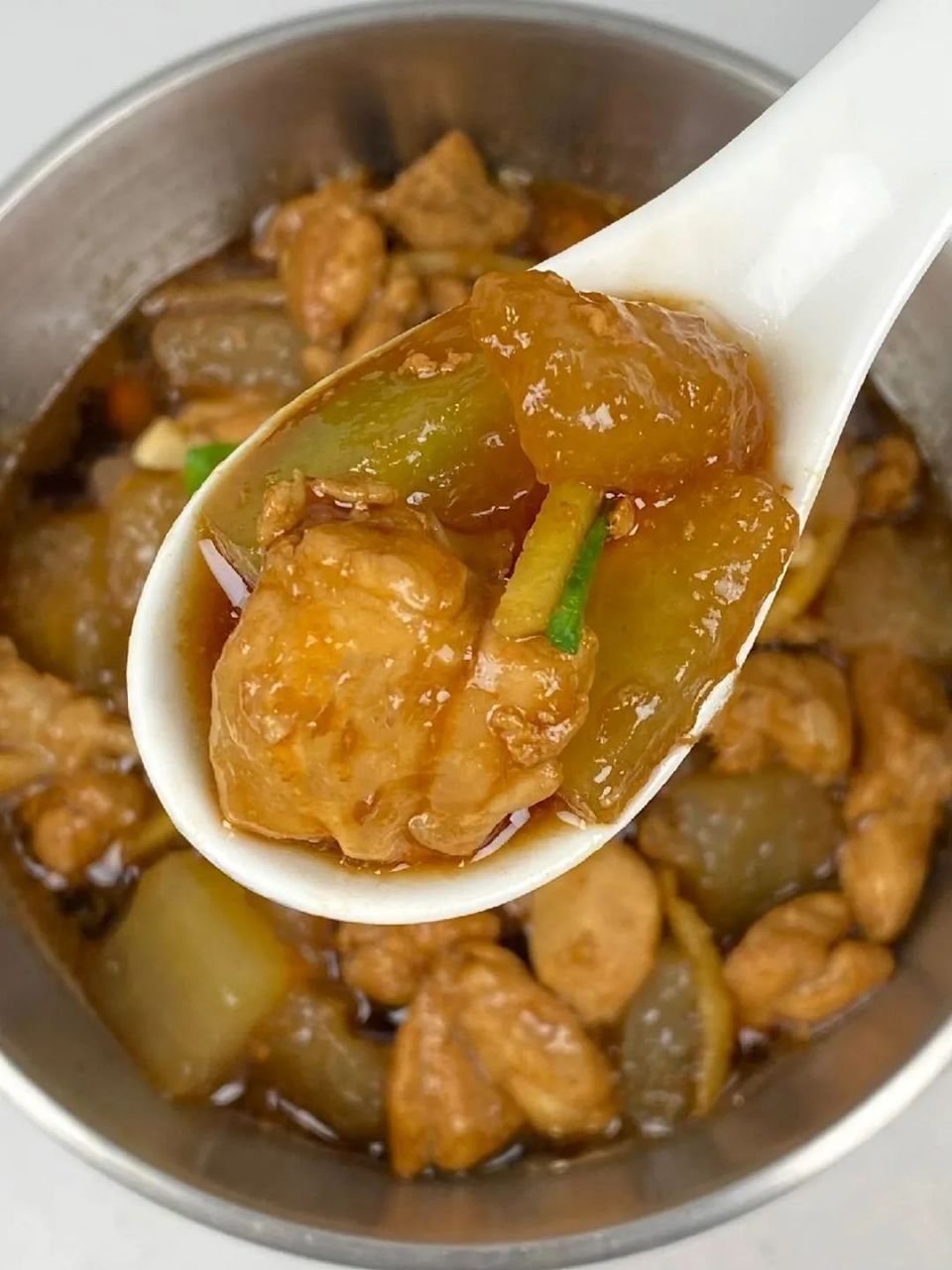 冬瓜鸡腿煲,果然好吃呀～鸡腿肉鲜嫩入味道冬瓜沙沙的一口咬下去好多