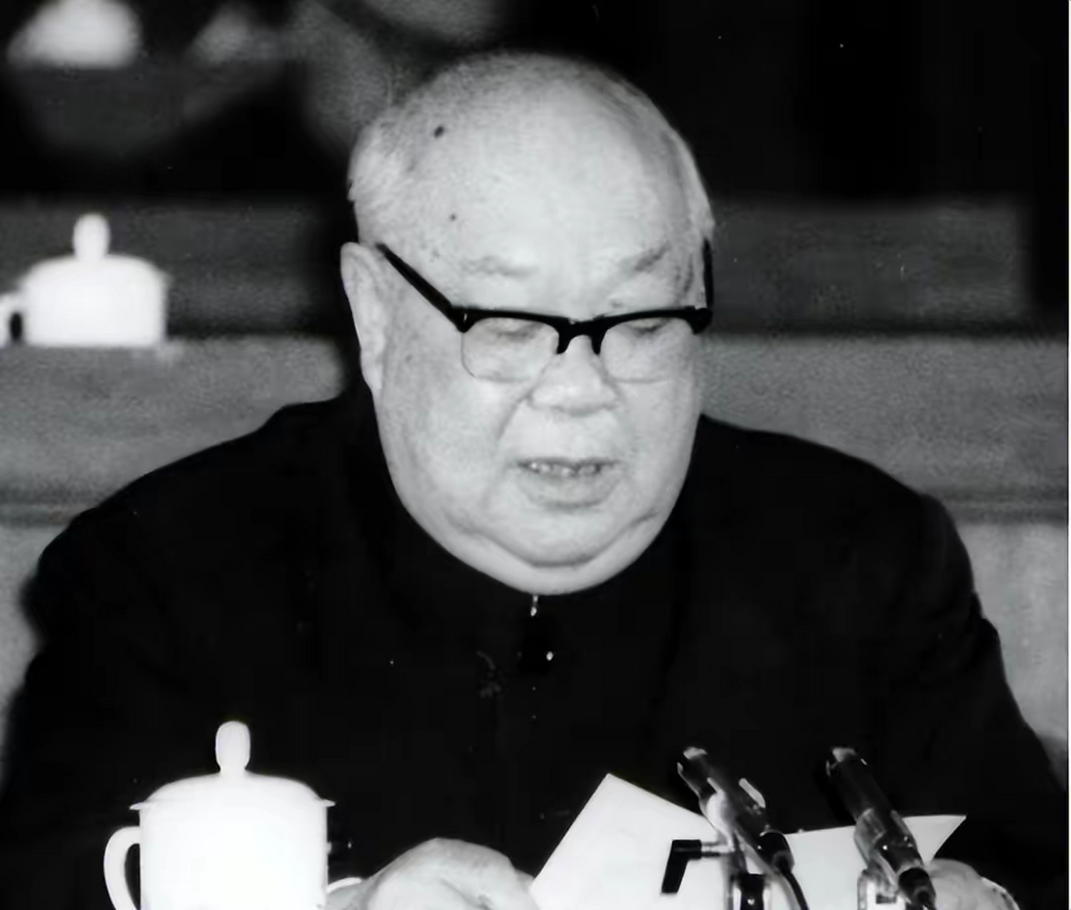 1975年,江华被任命为最高人民法院院长,后来又担任了中央顾问委员会