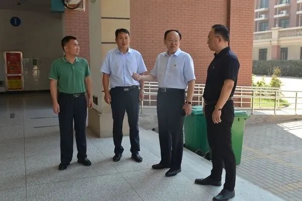 市教体局党组书记,局长娄和彦到开封高中检查开学工作