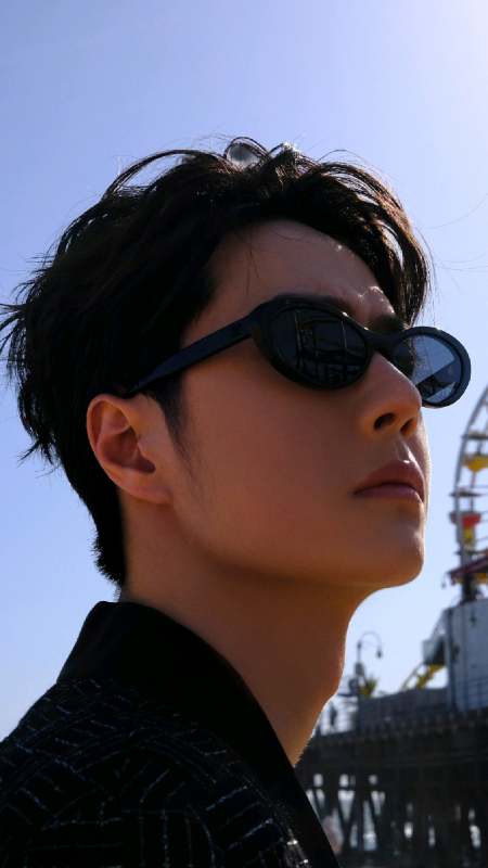 王一博帅气亮相香奈儿早春秀-度小视