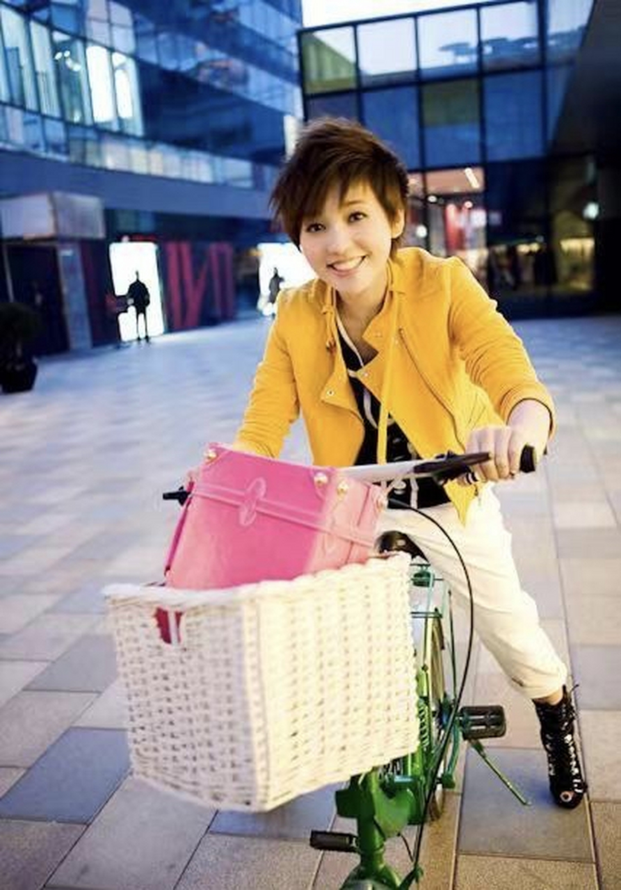 金莎短发还是头次见,不如长发好看.