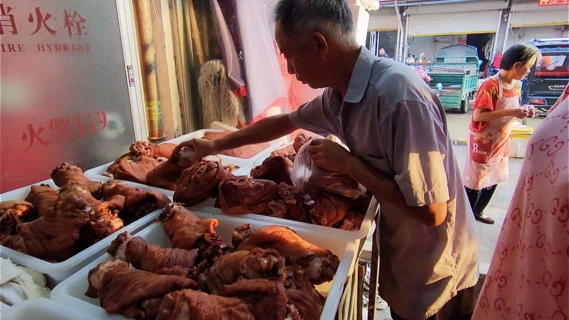 爷爷过生日,晓王到县城最大批发市场买鸡虾鱼肉,这里价格真便宜