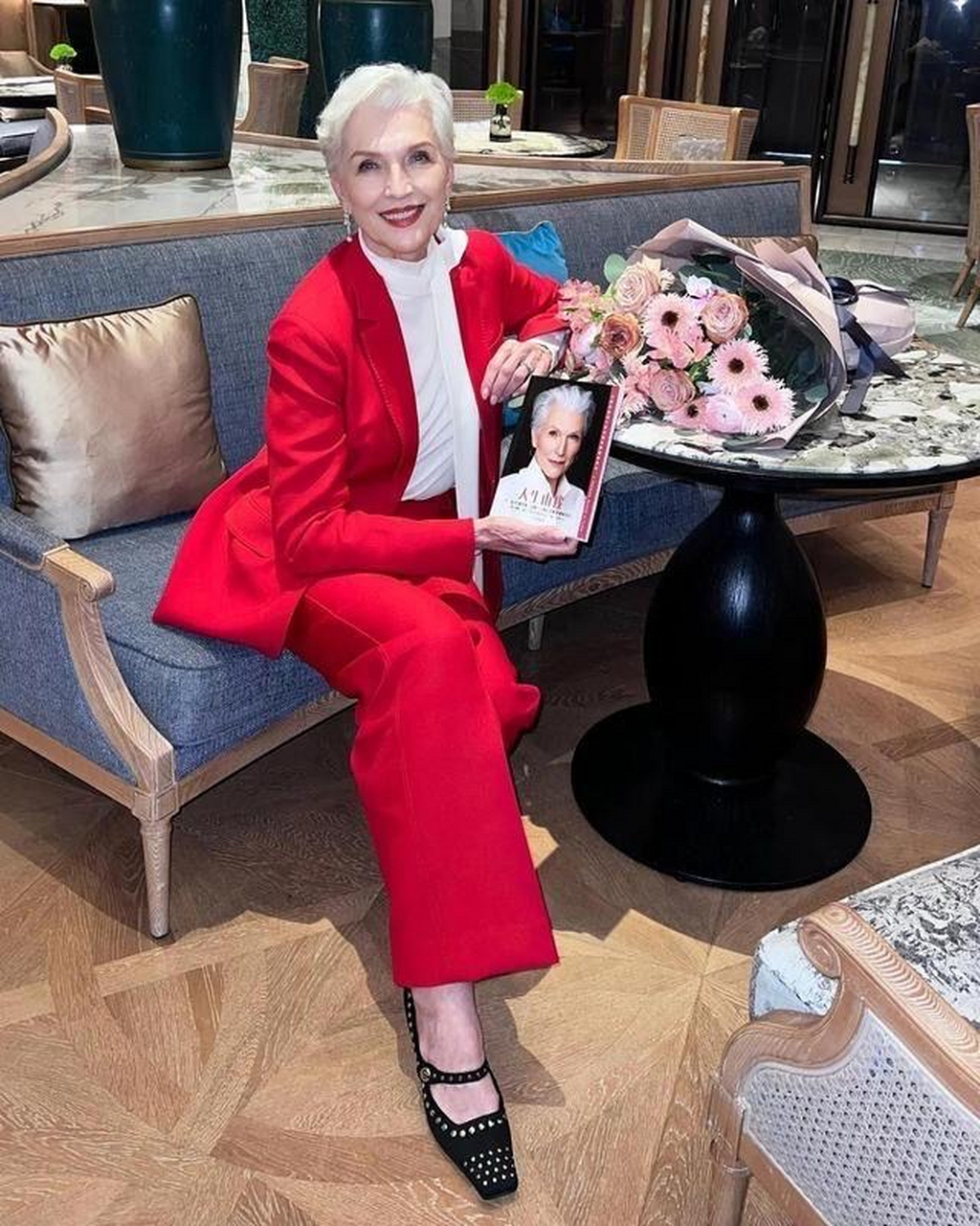 斯克74岁的母亲梅耶·马斯克发推分享她的中国之行,在广州,厦门