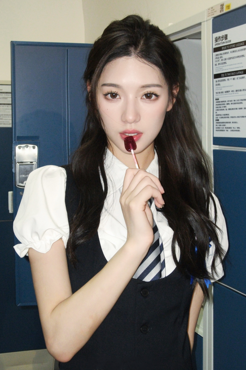 极品美女模特傅冬暖制服写真[鲜花]