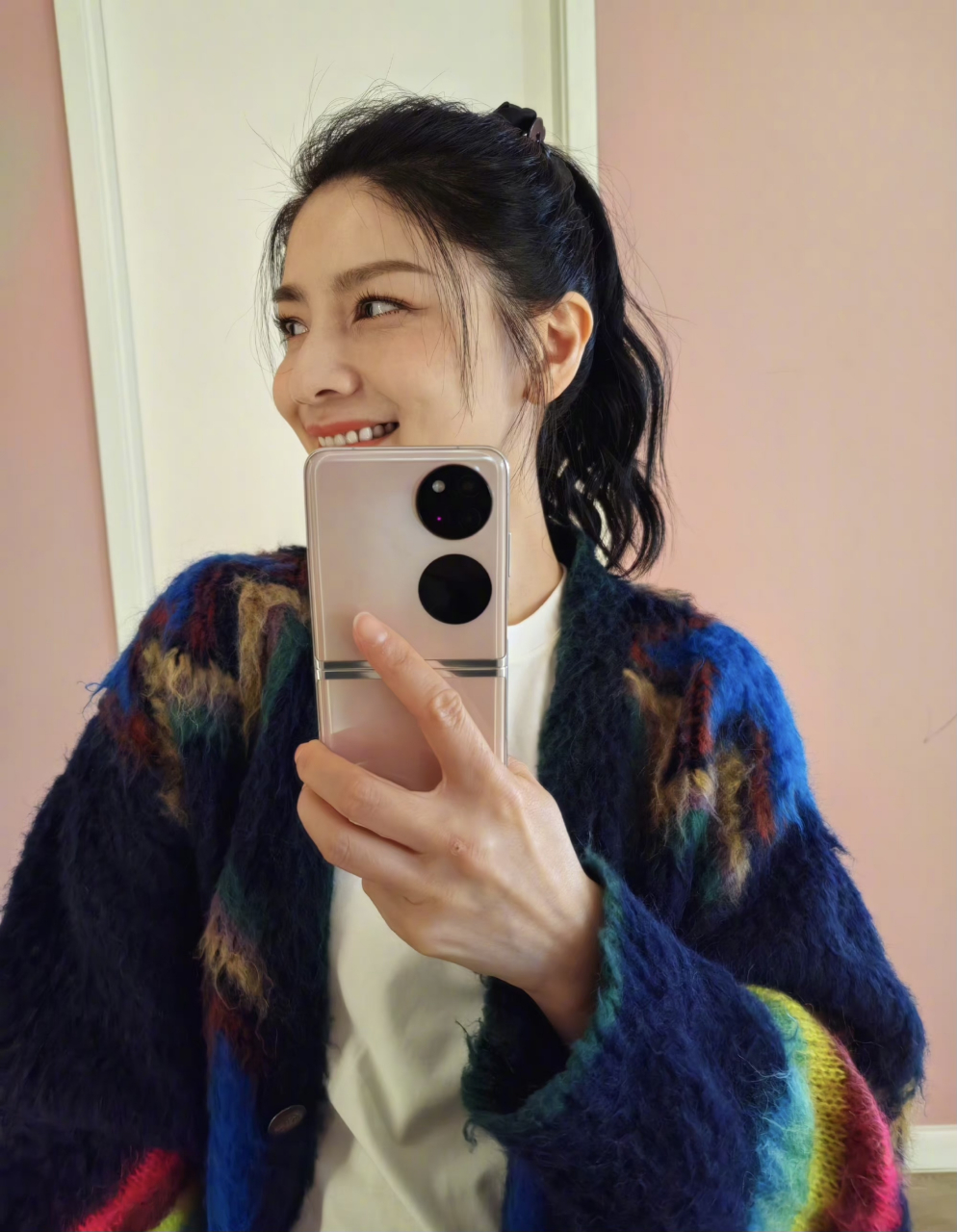 胡可自拍,左边,右边,再来一个中间,哪一张好看呢?