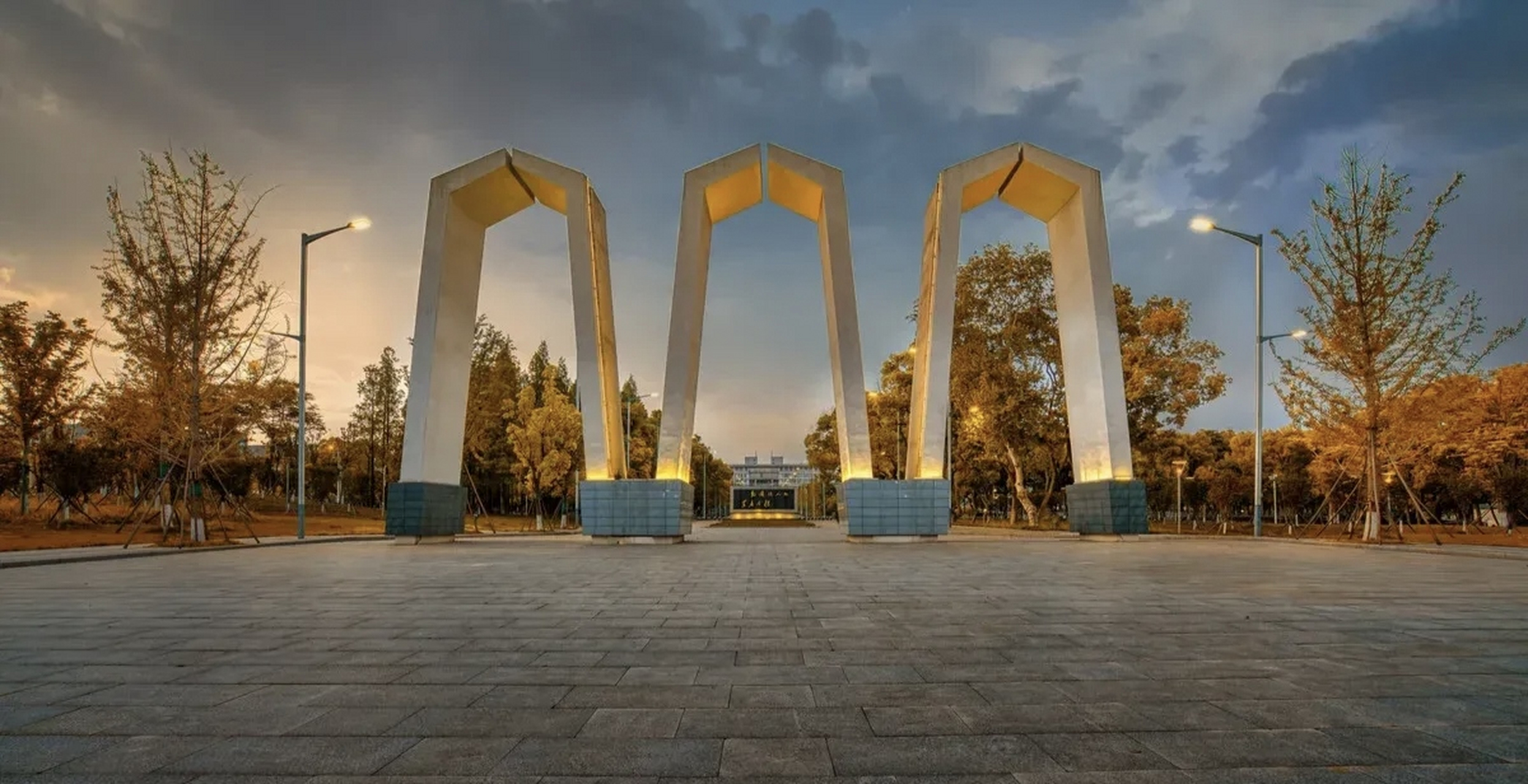 表弟湘潭大学研究生毕业,家里人都一致要求他考公务员,可他就是不考