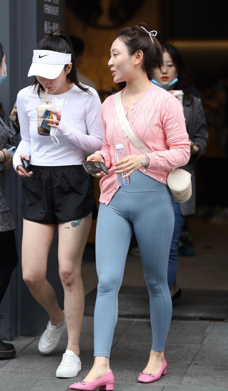 姐姐微胖身材穿这瑜伽裤走在街上回头率很高