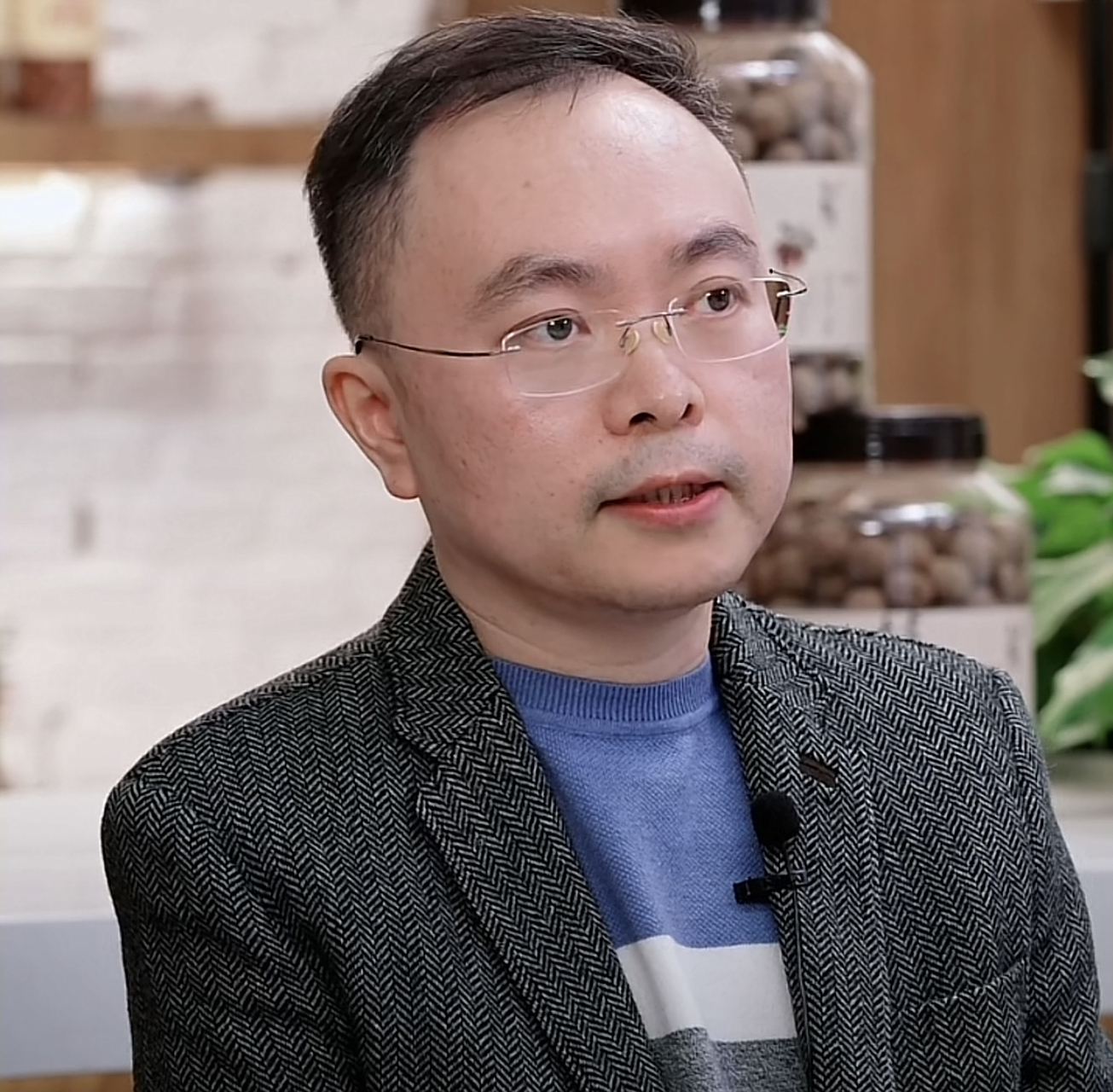 前京东副总裁蔡磊今日做客东方甄选直播间,事业如日中天之时被查出患