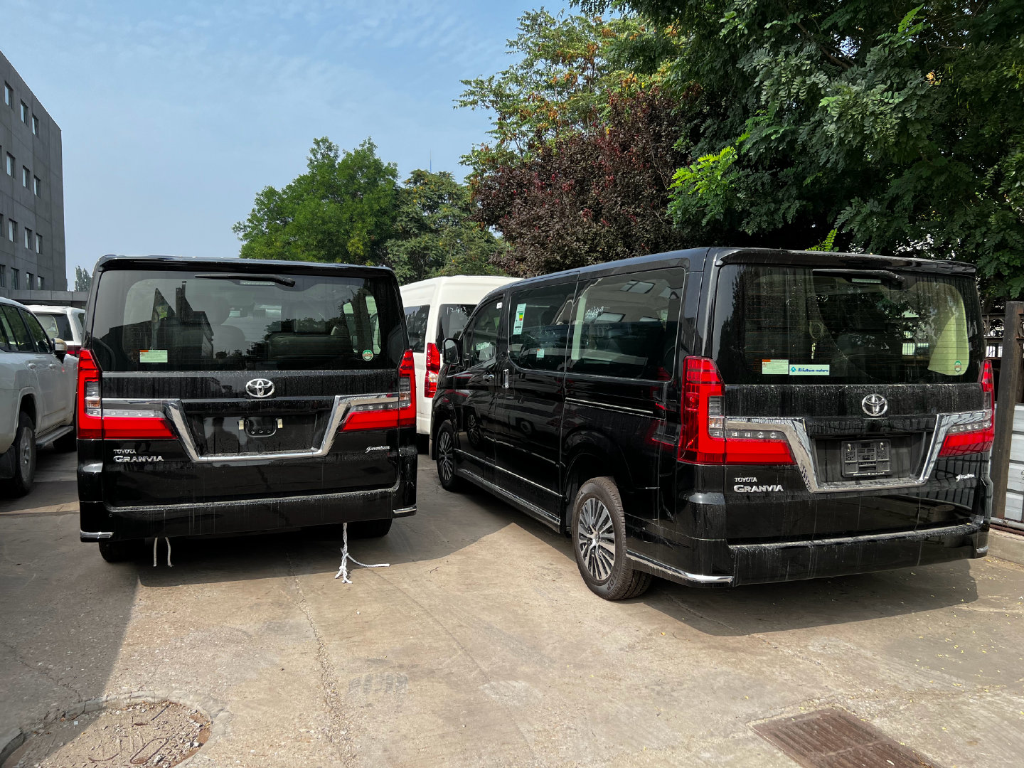 丰田海狮大面包港口实拍,气场强大,v6 侧滑门,酷黑外观更霸气