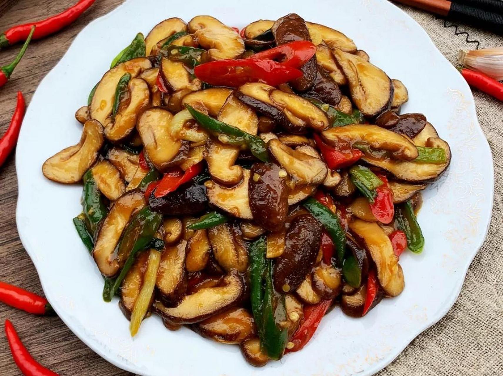 很普通的家常菜,却是最有家味道的一道菜  香菇炒肉片,  1,猪肉切成