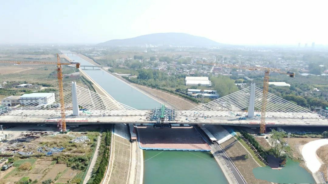 南阳鸭河快速通道建设再发力:跨姚站岗南水北调大桥成功合龙!