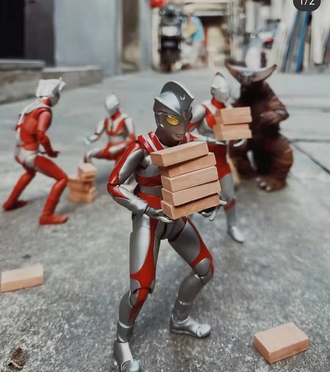 奥特曼都搬砖了,你居然还不努力