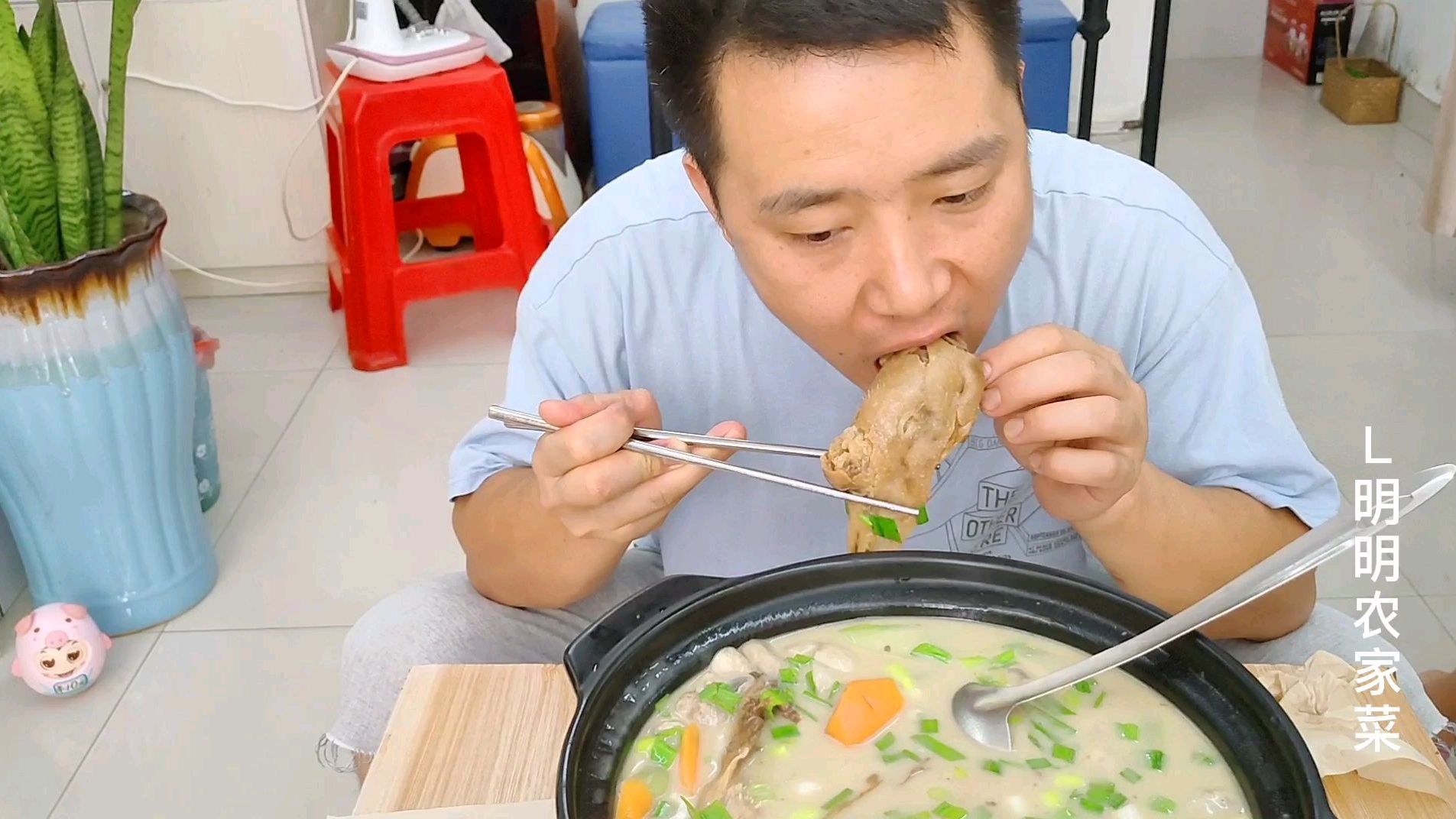 咸鹅怎样做才好吃,加入自己喜欢吃的素菜,汤鲜味美