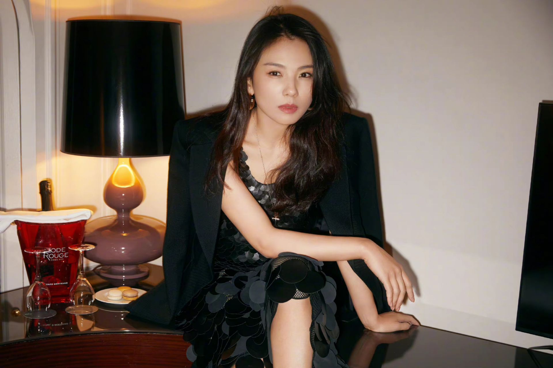 刘涛吊带连衣裙配一字带高跟鞋,本身就精致的五官和苗条的身材,看上去