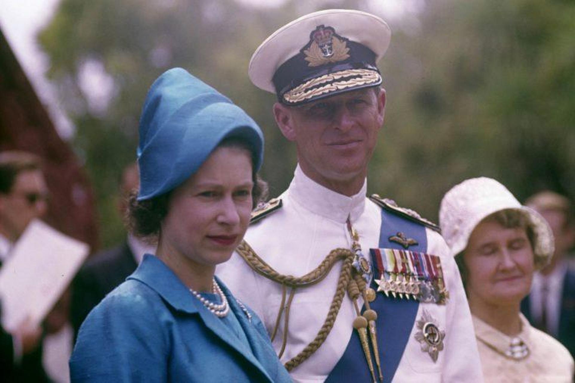 菲利普亲王的军装胸前挂满勋章,荣誉的象征