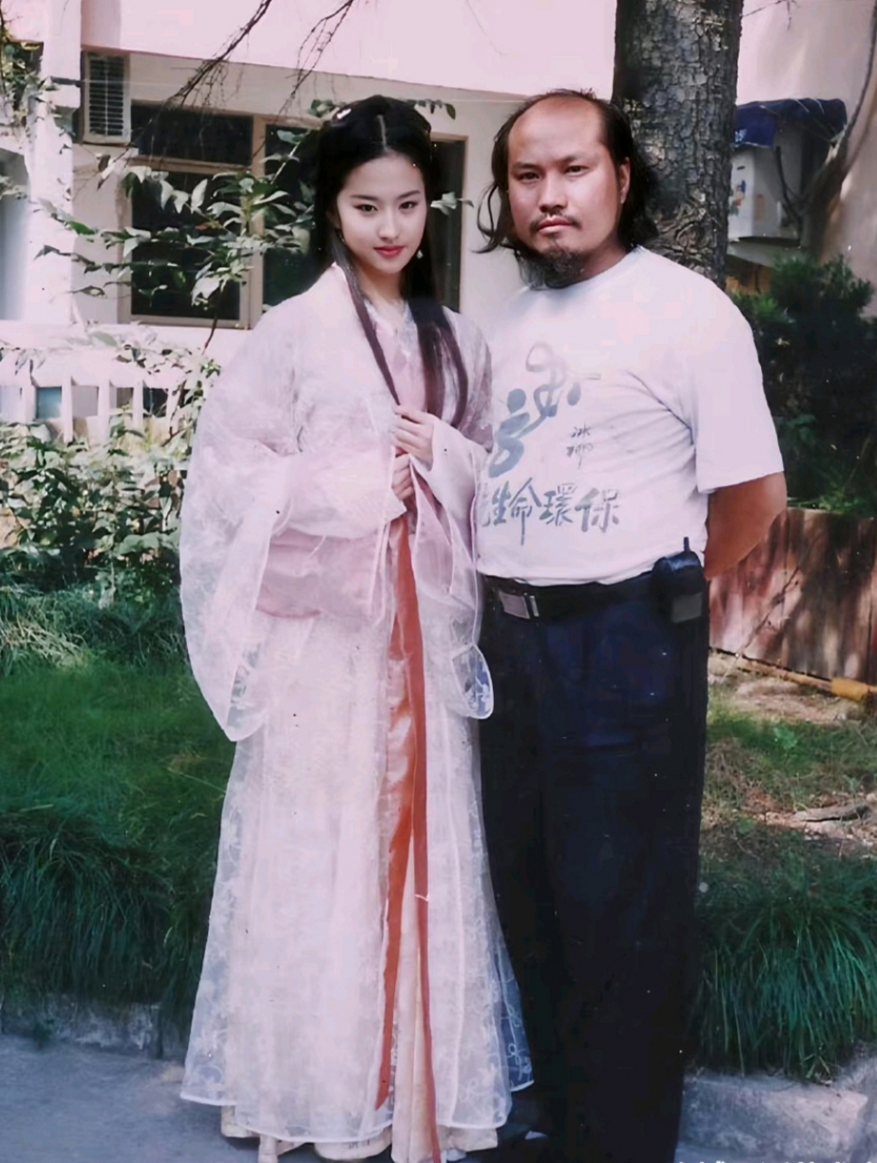 刘亦菲拍《天龙八部》和群演的珍贵合照,像个刚穿来现代的士族贵女