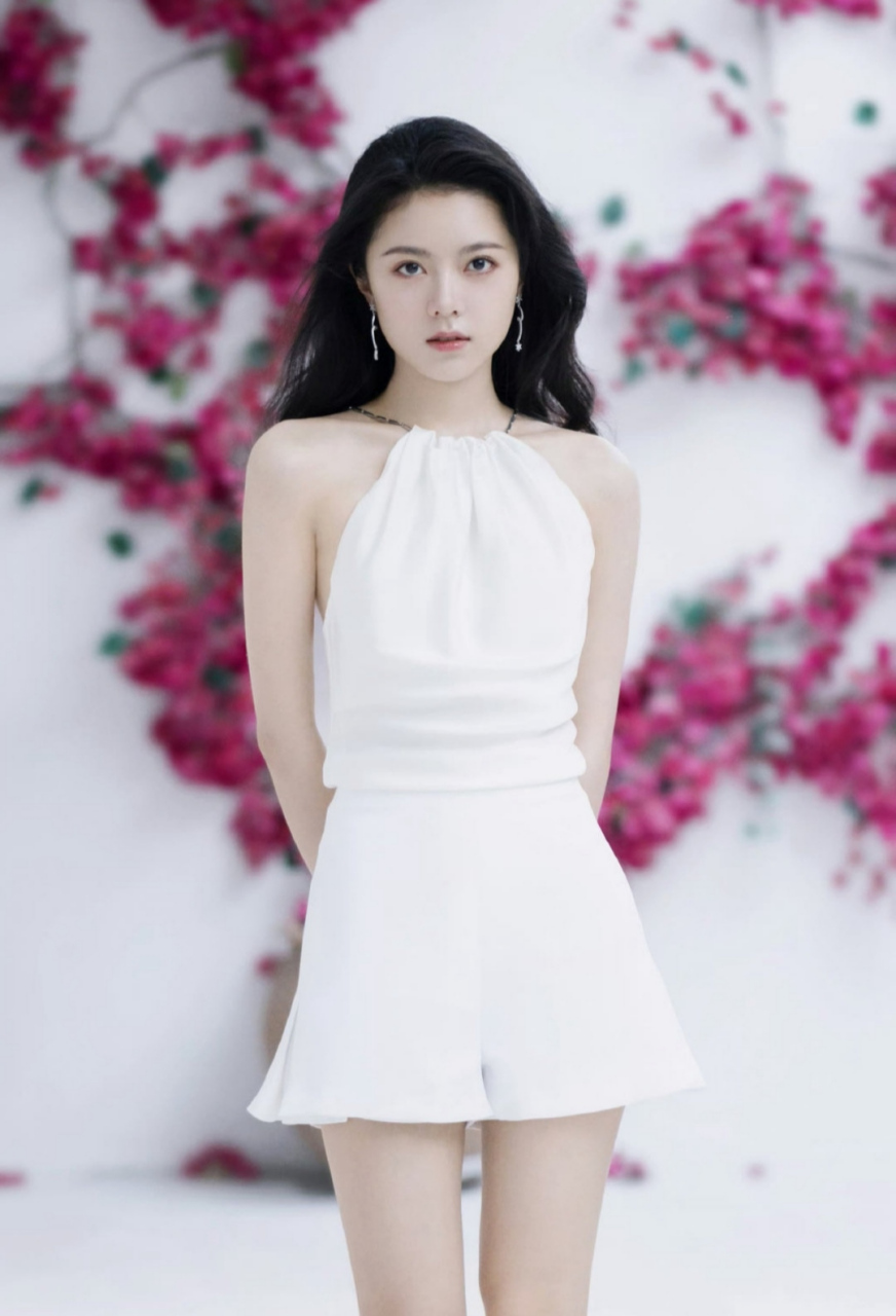 清纯可爱的美少女#赵今麦# 一袭白色吊带连衣裙,肤白貌美的容颜,白皙