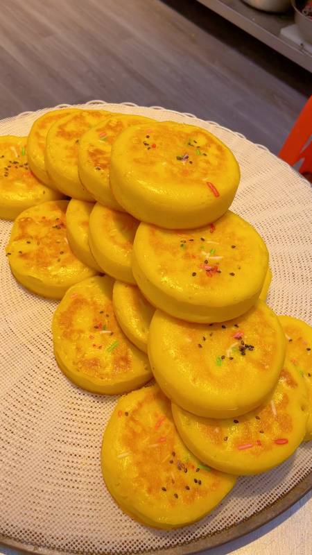 粗粮果蔬饼配方大米5斤,黄豆4两小米2两加水泡10小时然后控干加3.