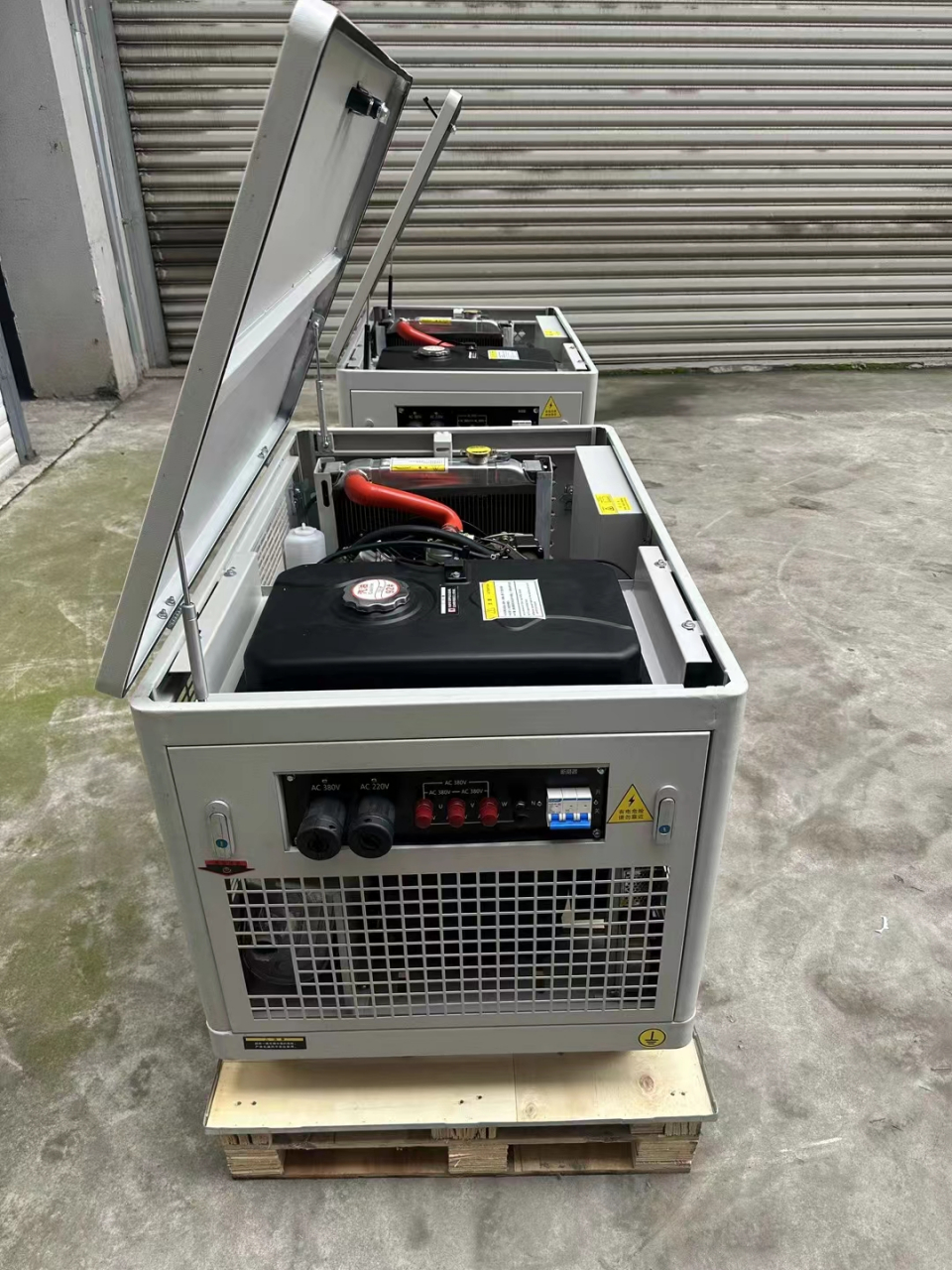 大泽动力服务全国～2台15kw静音汽油发电机组toto15出货,四缸水冷电
