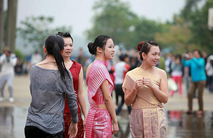 乌克兰特色节日:满大街是美女穿着清凉,堪称大型相亲现场!