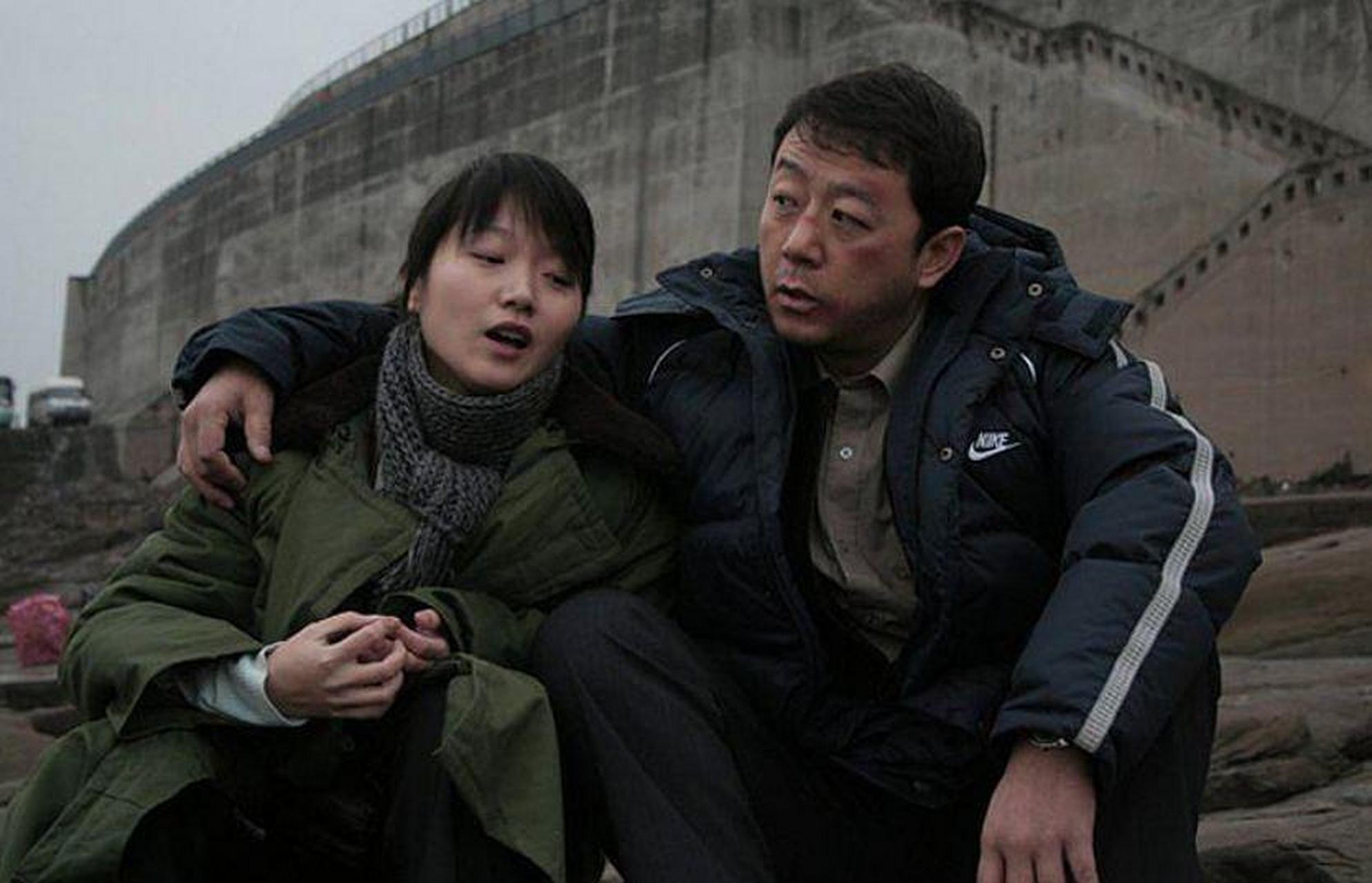 《疯狂的石头》由宁浩导演,黄渤,徐峥等人主演,讲述了工艺品厂在翻建