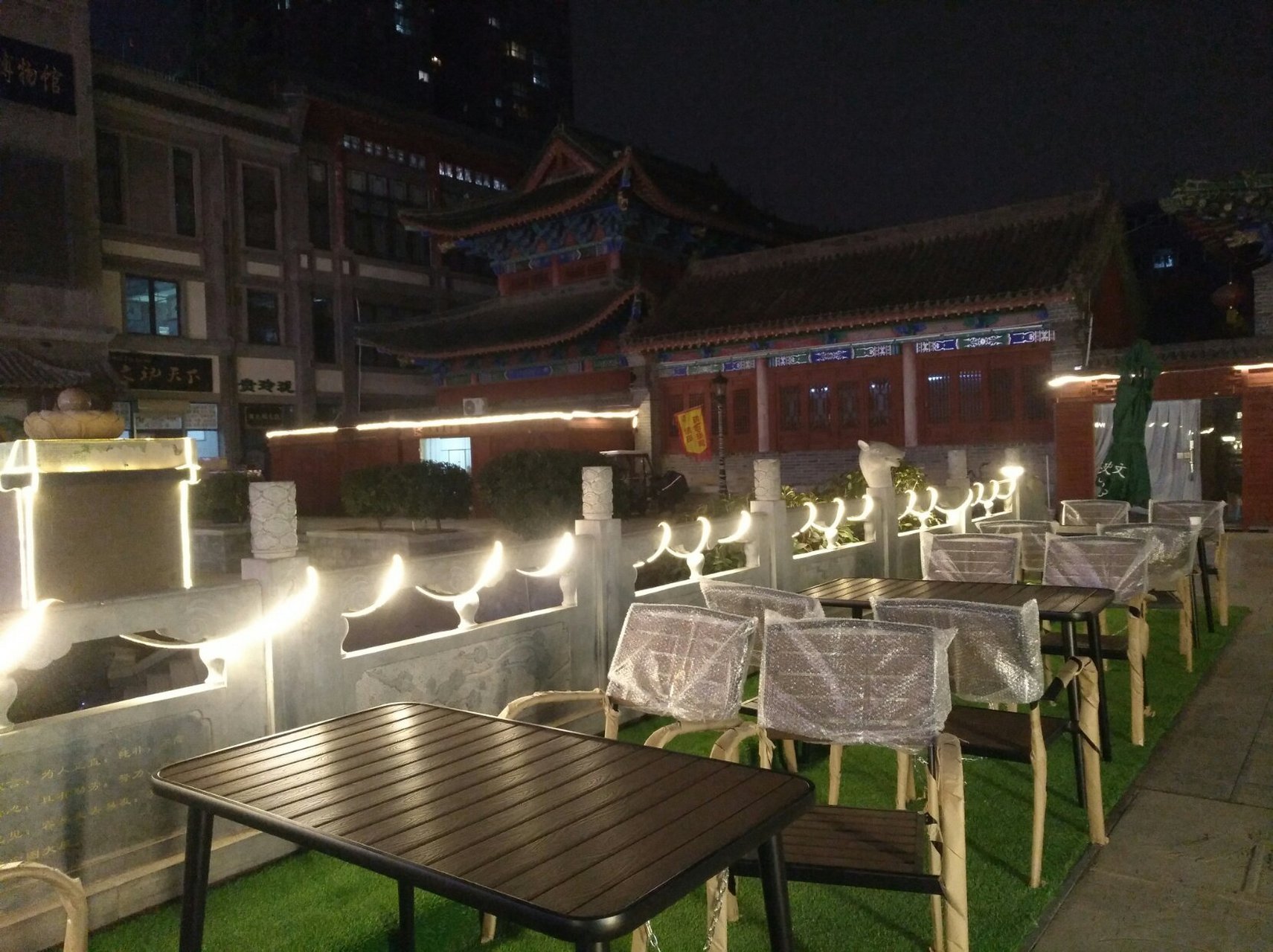傍晚7点左右到达新乡关帝庙历史文化步行街,不过这街上的很多店面怎么